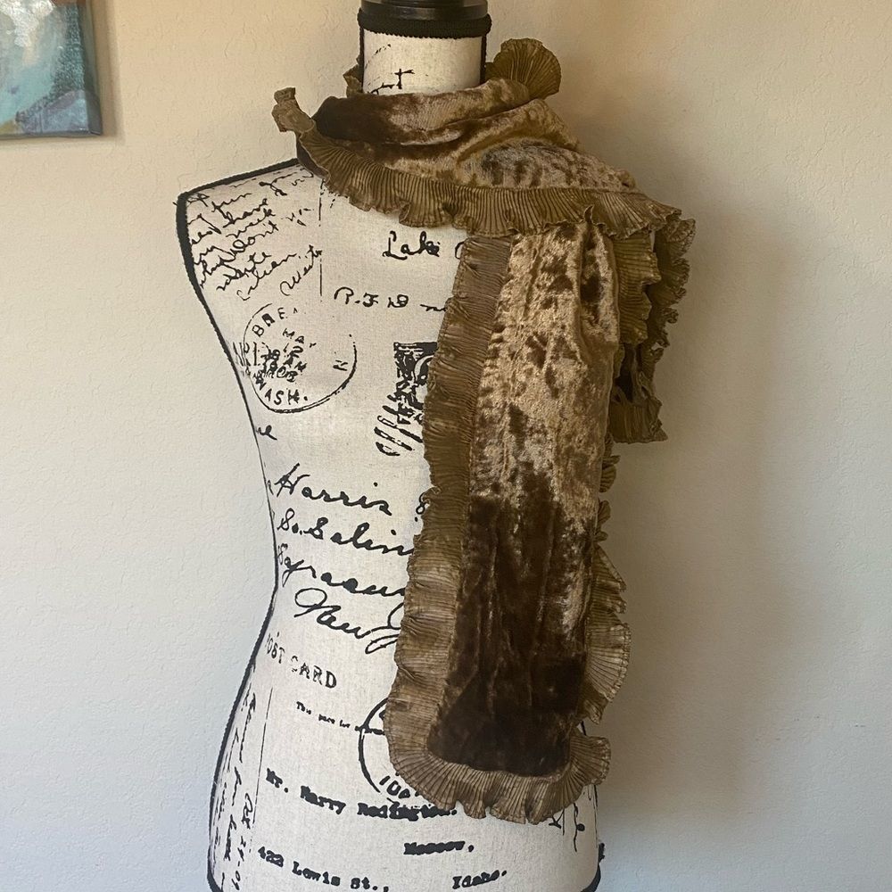 Velvet Ruffle Scarf - Picture 3 of 4